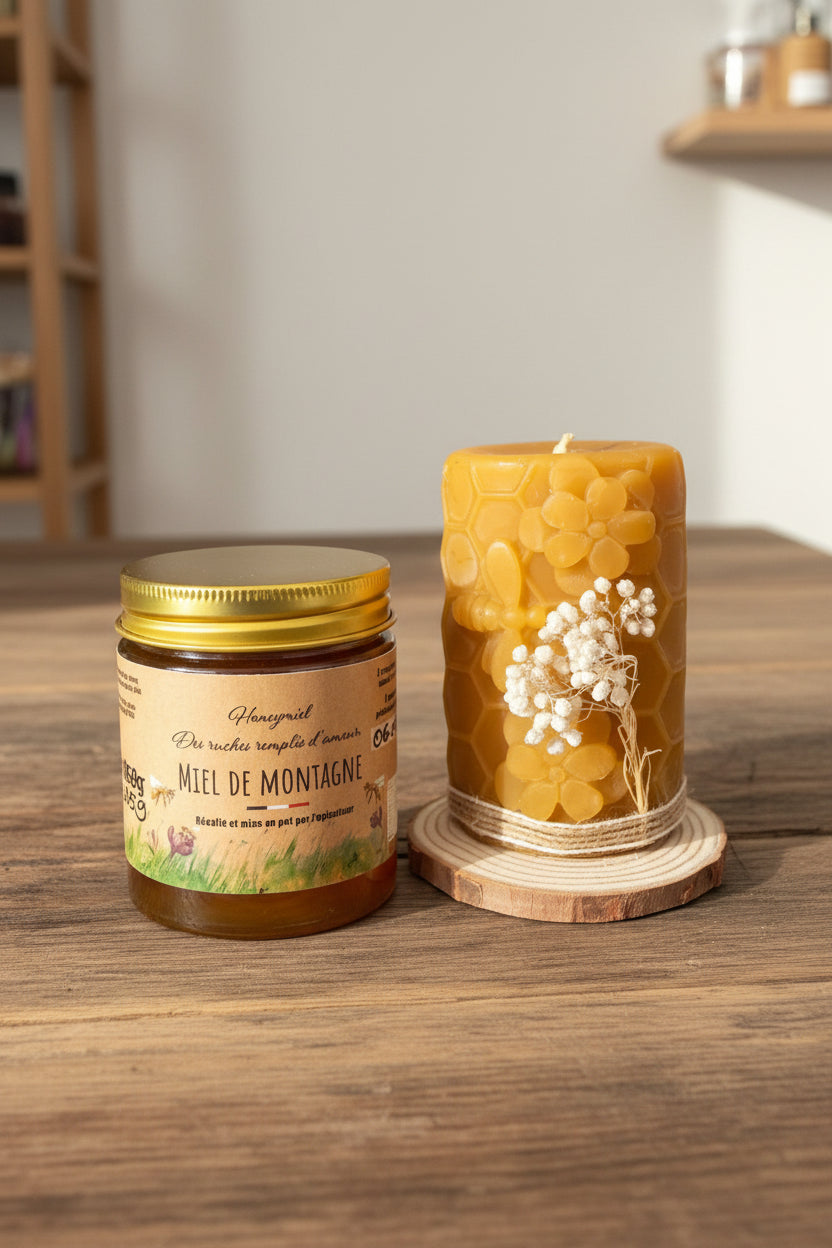 Pot de miel Honeymiel de Montagne et bougie en cire d'abeille sur tranche de bois