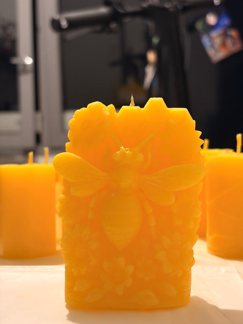 Bougie Sculptée Fleur & Abeille — Cire d'Abeille Naturelle