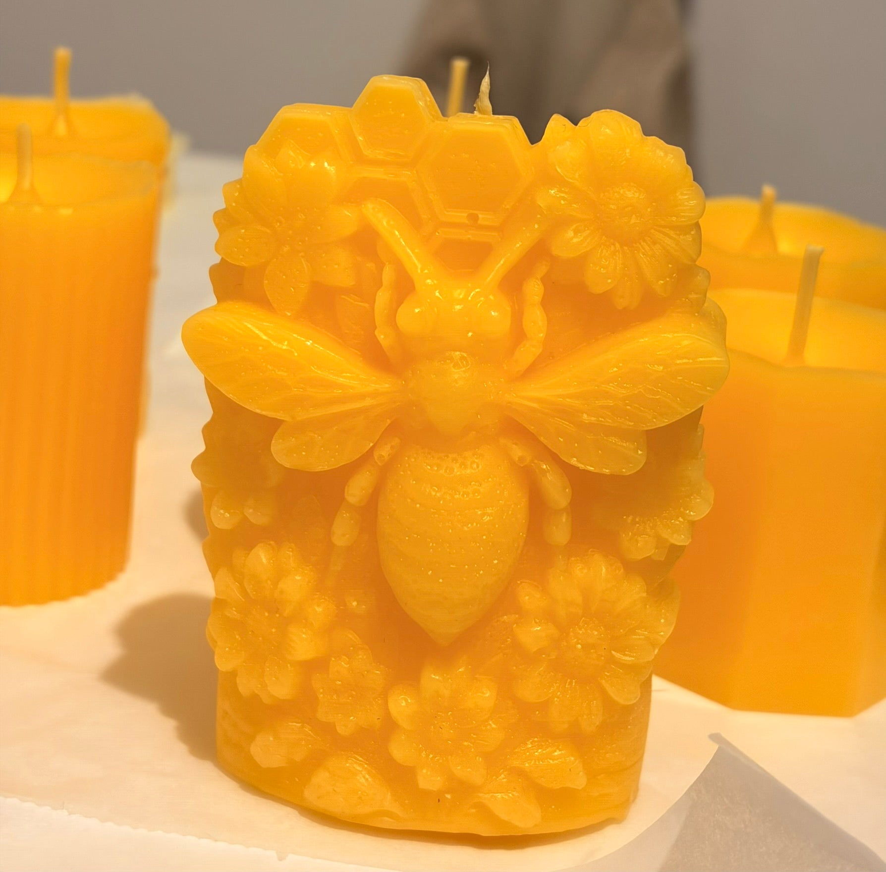 Bougie Sculptée Fleur & Abeille — Cire d'Abeille Naturelle